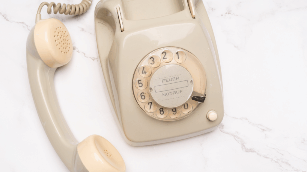 Téléphone beige posé dans une ambiance calme et minimaliste, image illustrant la page contact du blog Verveine